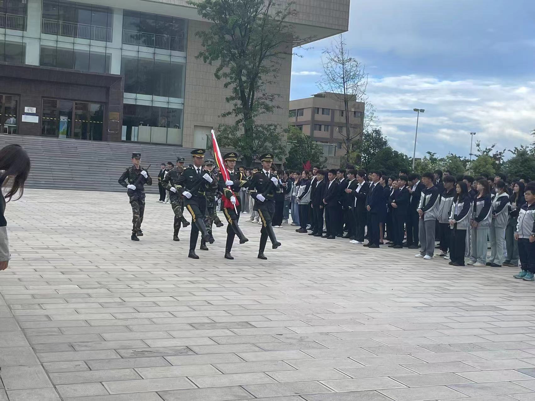 永利官方网站升旗仪式及国旗下的党课教育